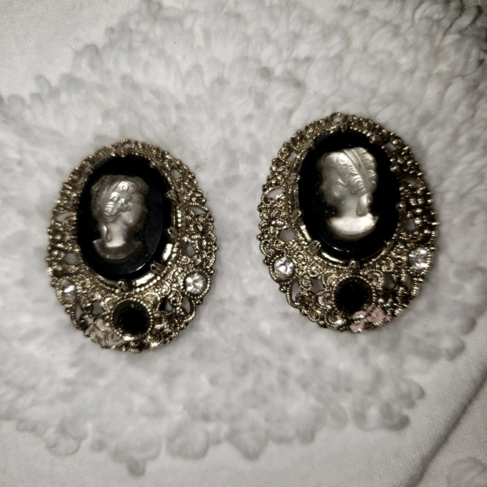 COPY - Beautiful black and silver vintage cameo clip ons